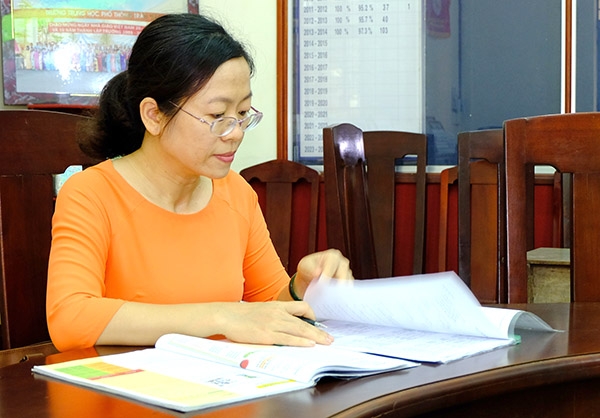Cô Lê Thị Thu Hòa giáo viên Trường THPT Trấn Biên tranh thủ soạn bài trước tiết lên lớp.