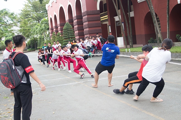 Sinh viên rèn luyện kỹ năng thông qua các trò chơi tập thể. Ảnh: T.Nam