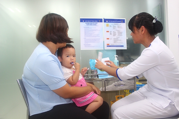 Người dân đưa trẻ đến Trung tâm tiêm chủng VNVC Đồng Nai tiêm dịch vụ vaccine 5 trong 1 với giá 785 ngàn đồng/mũi.