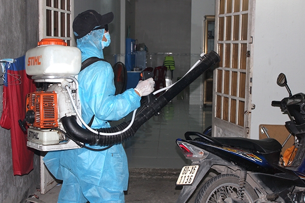 Nhân viên y tế tiến hành phun thuốc diệt muỗi tại phường Trảng Dài (TP.Biên Hòa).