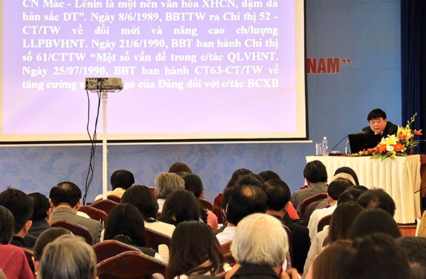 Ủy viên Trung ương Đảng, Tổng Giám đốc Đài Tiếng nói Việt Nam, Chủ tịch Hội đồng Lý luận, phê bình văn học, nghệ thuật Trung ương Nguyễn Thế Kỷ trao đổi với các học viên tại hội nghị.