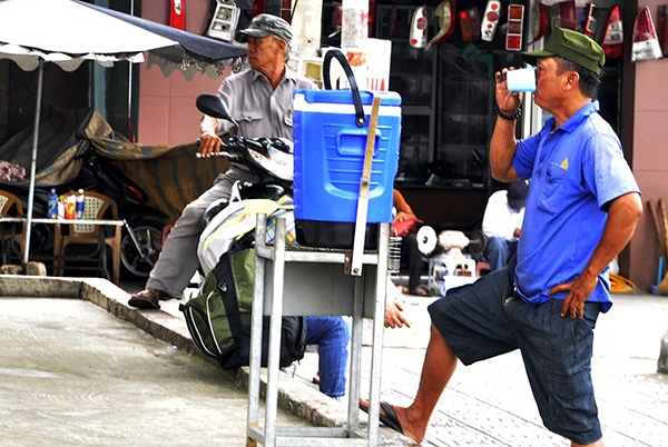 Bình trà đá miễn phí phục vụ người lao động tại vòng xoay Tam Hiệp (phường Bình Đa, TP.Biên Hòa).