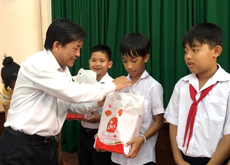  Ông Hoàng Văn Long, giám đốc Qũy Bảo trợ trẻ em tỉnh tặng quà trung thu cho trẻ em tại xã Cẩm Đường, huyện Long Thành (Ảnh: Xin)