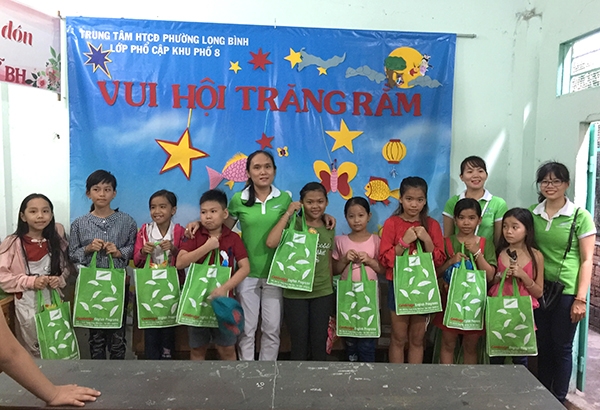 Đại diện Trung tâm Ngoại ngữ Biên Hòa trao quà  trung thu cho học sinh nghèo.