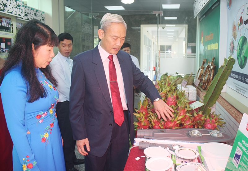 Ủy viên Trung ương Đảng, Bí thư Tỉnh ủy, Chủ tịch HĐND tỉnh Nguyễn Phú Cường tham quan các gian hàng trưng bày sản phẩm nông nghiệp tiêu biểu của Đồng Nai tại đại hội.