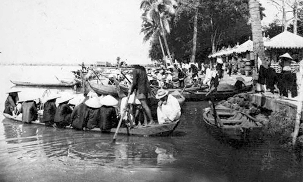 Do tỉnh Biên Hòa có nhiều sông rạch nên người dân cũng thường đi lại bằng ghe, đò. Trong ảnh: Bến đò ở chợ Biên Hòa và một bến phà qua sông Đồng Nai.