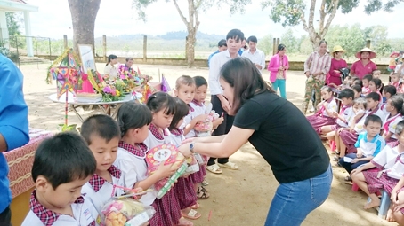 UBND xã Đắc Lua tổ chức trung thu cho học sinh Trường tiểu học Nguyễn Bá Ngọc.