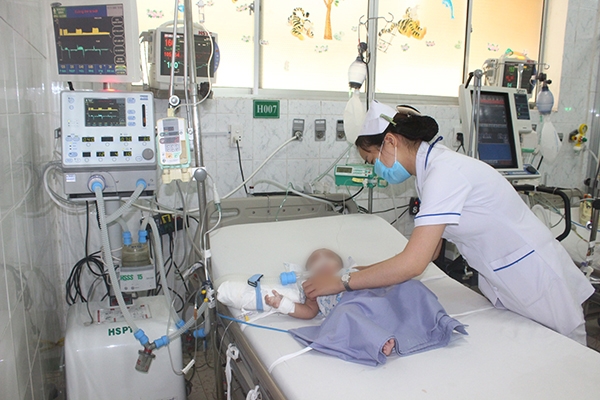 Một trẻ bị biến chứng tay chân miệng đang được chăm sóc tích cực tại Bệnh viện nhi đồng Đồng Nai. Ảnh: H.DUNG