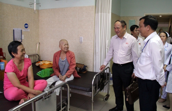 Ông Bùi Đặng Dũng, Phó chủ nhiệm Ủy ban Tài chính, ngân sách Quốc hội cùng đoàn giám sát đến thăm các bệnh nhân đang điều trị tại Bệnh viện đa khoa Đồng Nai. 