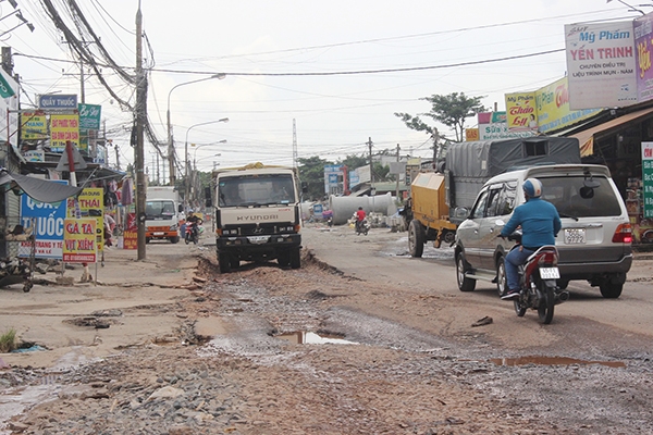Một con đường vào khu công nghiệp của huyện Nhơn Trạch chỉ vì công tác bồi thường kéo dài làm dự án chậm triển khai, đường xuống cấp trầm trọng.