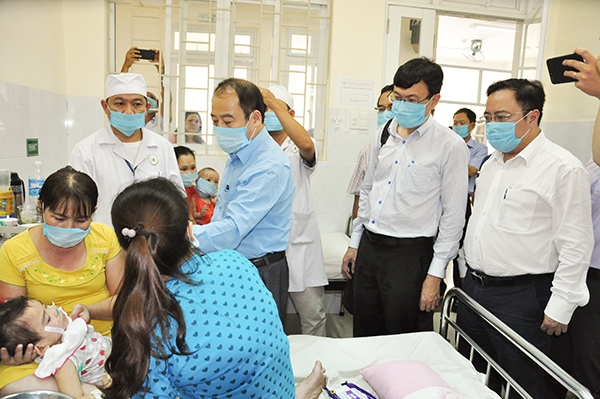 Đoàn công tác của Bộ Y tế và Sở Y tế kiểm tra tình hình điều trị bệnh sởi tại Bệnh viện nhi đồng Đồng Nai (ảnh: Hữu Bằng)