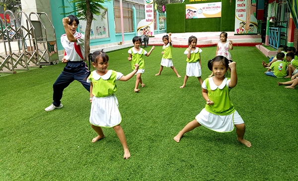 Học sinh một trường mầm non tại TP.Biên Hòa trong giờ học võ thuật. Ảnh: C.NGHĨA