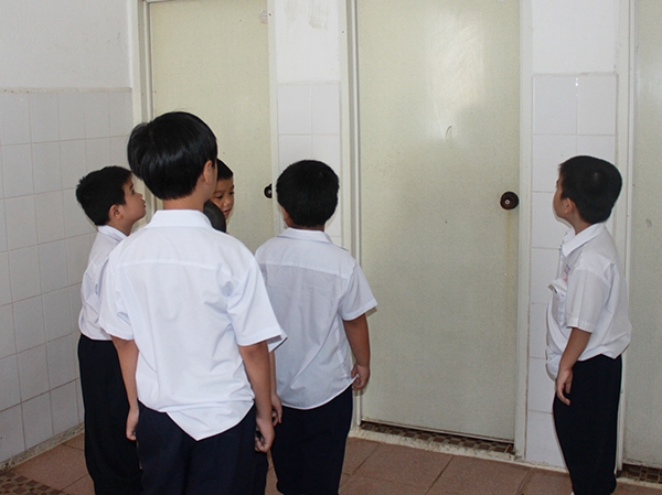 Do học sinh đông, nhà vệ sinh hạn chế nên nhiều học sinh phải chờ đợi bạn đi vệ sinh xong mới đến lượt.
