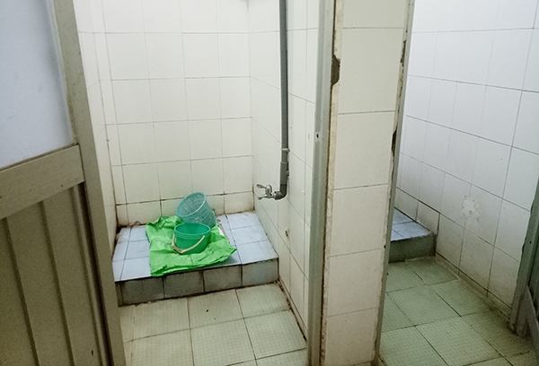 Một phòng vệ sinh của một trường tiểu học trên địa bàn phường Bình Đa, TP.Biên Hòa bị hỏng, không thể sử dụng.