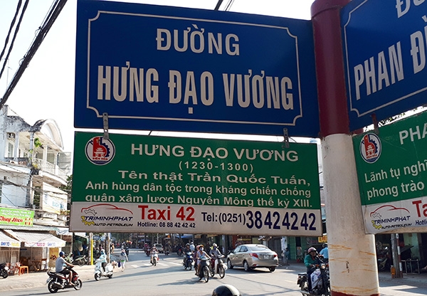 Một bảng tên đường còn rõ thông tin tại đường Hưng Đạo Vương (TP.Biên Hòa).