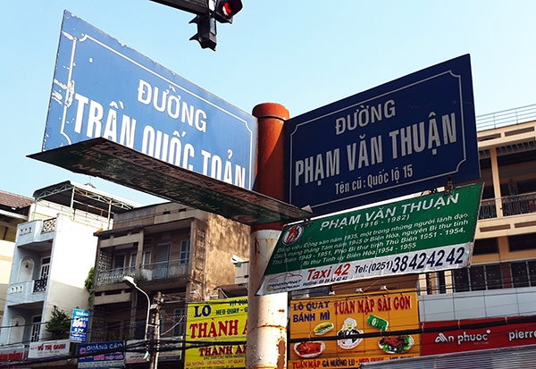 Tương tự, một bảng tên đượng tại nút giao đường Trần Quốc Toản - Phạm Văn Thuận bị “treo” vất vưởng.