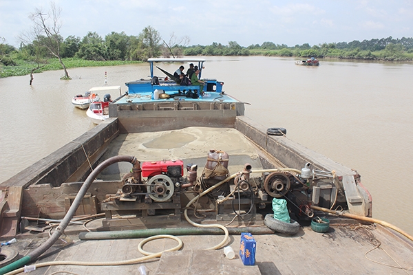 Lực lượng chức năng xử lý ghe khai thác cát trái phép trên sông Đồng Nai đoạn qua TP.Biên Hòa.