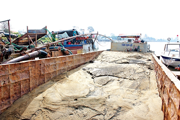Lực lượng chức năng TP.Biên Hòa bắt giữ ghe hút cát lậu trên sông Đồng Nai.