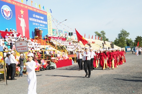 Cán bộ, công chức và người dân diễu hành tại lễ khai mạc Đại hội TDTT huyện Trảng Bom. Ảnh: H.ANH