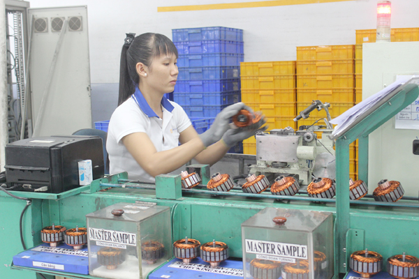 Dự ước kim ngạch xuất khẩu năm 2018 đạt 16.015 triệu USD, tăng 10,37% so với cùng kỳ. Trong ảnh: Sản xuất thiết bị máy móc tại Công ty cổ phần Dong Jin Việt Nam ở Khu công nghiệp Loteco (TP.Biên Hòa). Ảnh: Hương Giang