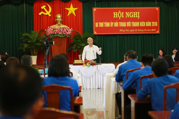Bí thư Tỉnh ủy Nguyễn Phú Cường trả lời đối thoại với thanh niên trong tỉnh.