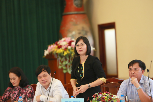 Bà Nguyễn Thị Hoàng, Giám đốc Sở Khoa học - công nghệ phát biểu tại buổi đối thoại.