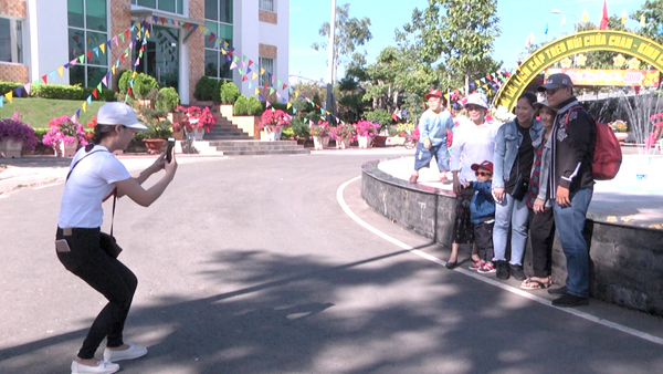 Visitors at Chua Chan Mountain Relic Site. Photo for illustration.