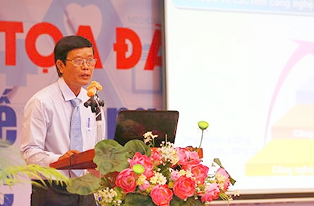 KS.Vưu Tấn Tiền, chuyên viên công nghệ thông tin Văn phòng Sở Y tế trình bày tham luận tại buổi hội thảo
