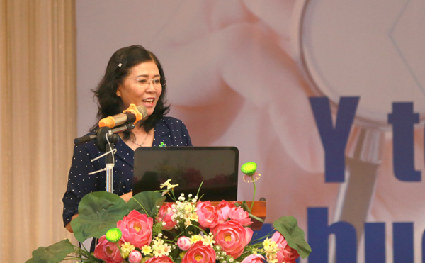 Bác sĩ Trương Thị Thu Hằng, Giám đốc Bệnh viện đa khoa Hoàn Mỹ ITO Đồng Nai trình bày tham luận tại buổi tọa đàm