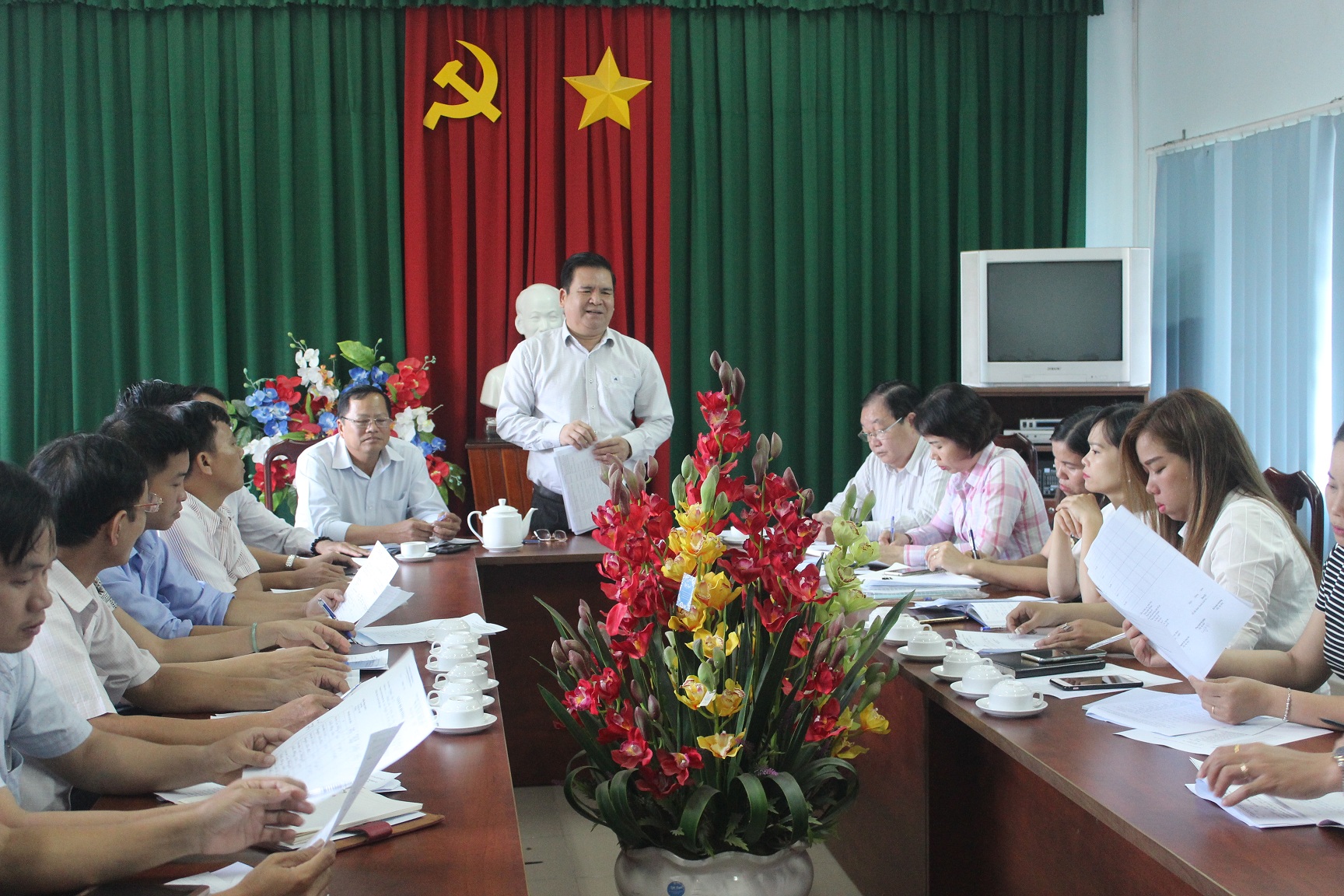 Ông Nguyễn Xuân Quang, Cục trưởng Cục Thống kê, Phó trưởng Ban thường trực Ban Chỉ đạo Tổng điều tra dân số và nhà ở tỉnh phát biểu tại cuộc họp