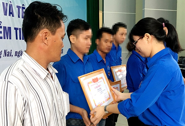 Chị Bùi Thị Nhàn, Phó bí thư Tỉnh đoàn trao bằng khen cho các thanh niên hoàn lương