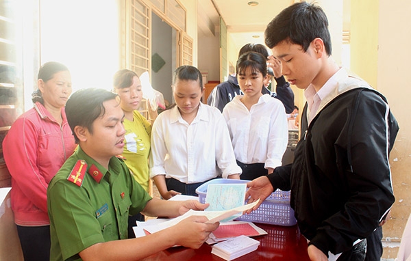 Cán bộ, đoàn viên thanh niên Công an tỉnh tiếp nhận hồ sơ cấp chứng minh nhân dân cho người dân tại xã Hàng Gòn, TX.Long Khánh Ảnh: N.Sơn