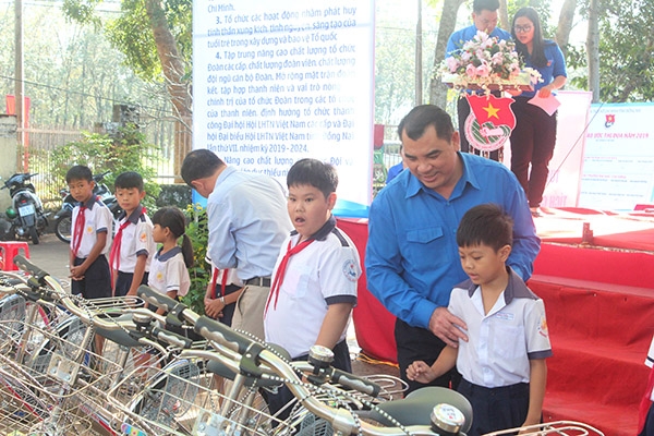 Bí thư Tỉnh đoàn Nguyễn Cao Cường trao tặng xe đạp cho học sinh có hoàn cảnh khó khăn