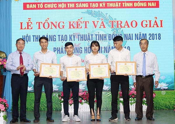 Vice Chairman of Dong Nai People's Committee Pham Quoc Hung presents the first prizes to winners.