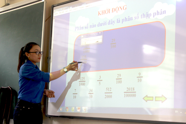 Giáo viên Trường tiểu học Nguyễn An Ninh (TP.Biên Hòa) giảng dạy theo giáo án điện tử. Ảnh: K.Minh