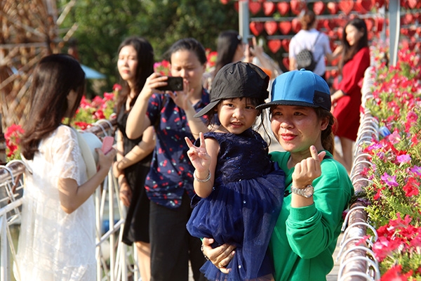 Tourists at Buu Long Toursit Park.