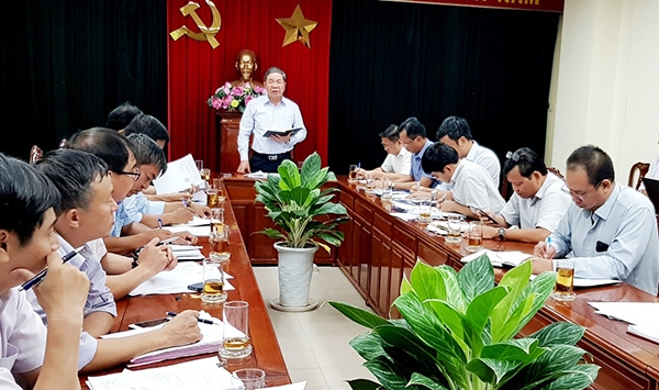 Phó chủ tịch UBND tỉnh Nguyễn Quốc Hùng phát biểu chỉ đạo tại buổi làm việc. 