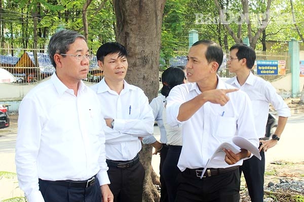 Phó chủ tịch UBND tỉnh Nguyễn Quốc Hùng (bìa trái) kiểm tra thửa đất phường Tân Hiệp (TP.Biên Hòa) dự kiến sẽ đấu giá trong năm 2019. Ảnh: H.GIANG