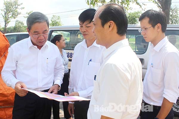 Phó chủ tịch UBND tỉnh Nguyễn Quốc Hùng (trái) kiểm tra thửa đất tại phường Tân Hiệp (TP.Biên Hòa) dự kiến sẽ đấu giá trong năm 2019