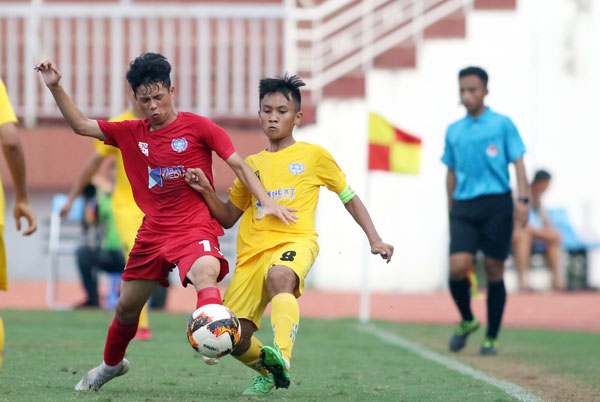 Thắng Viettel 4-2 trên chấm phạt đền, Thanh Hóa (áo vàng) sẽ gặp Sông Lam Nghệ An ở trận chung kết 