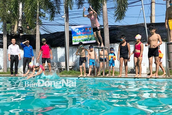 Trẻ em xã Long An (huyện Long Thành) tham gia lớp học bơi miễn phí