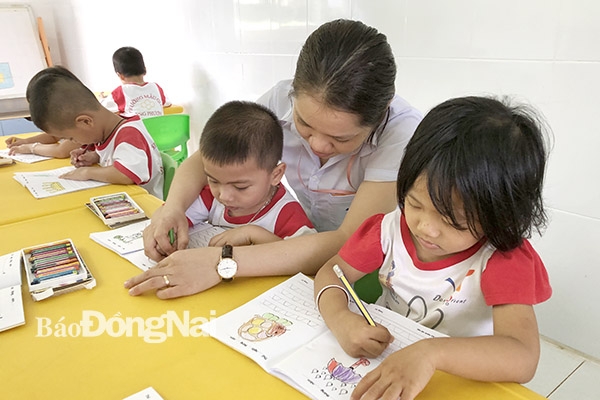 Trẻ em học kỹ năng tiếng Anh tại một trung tâm Anh ngữ TP.Biên Hòa dịp hè