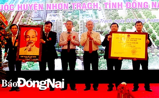Bí thư Tỉnh ủy Nguyễn Phú Cường và Chủ tịch UBND tỉnh Đinh Quốc Thái trao Quyết định thành lập thị trấn