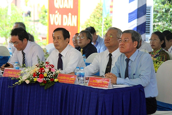 Các đồng chí lãnh đạo tỉnh tham dự Lễ công bố thị trấn Dầu Giây. 