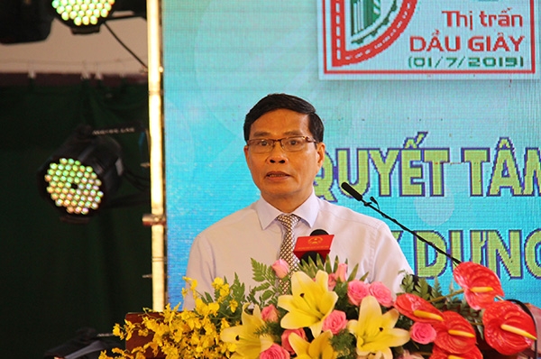 Phó chủ nhiệm Ủy ban Pháp chế Quốc hội Phạm Trí Thức đọc Nghị quyết thành lập thị trấn Dầu Giây.