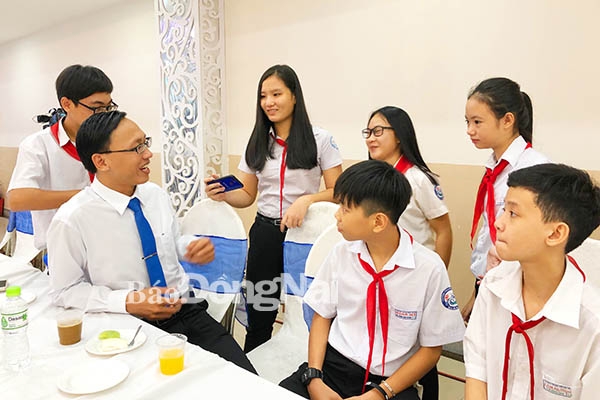TS.Vũ Thiện Toàn, Giám đốc Trung tâm hỗ trợ giáo dục nghề nghiệp TP.Hồ Chí Minh chia sẻ với học sinh về kỹ năng phòng chống bạo hành tại diễn đàn. Ảnh: C.NGHĨA