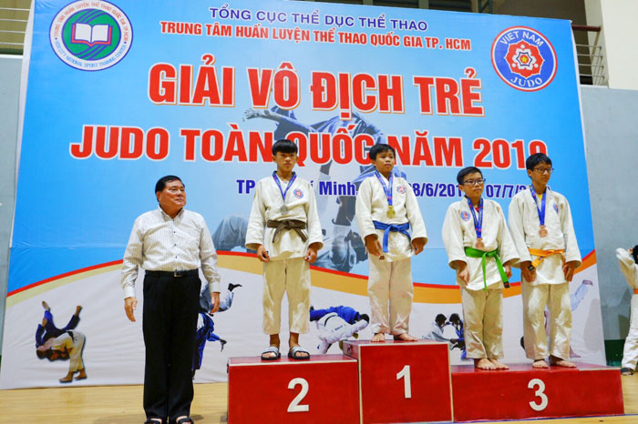Ban tổ chức trao giải cho các võ sĩ giành thứ hạng