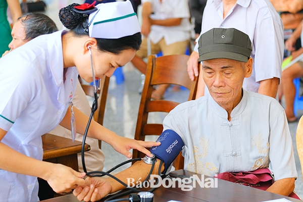 Một người cao tuổi được chăm sóc sức khỏe trong một chương trình khám bệnh miễn phí