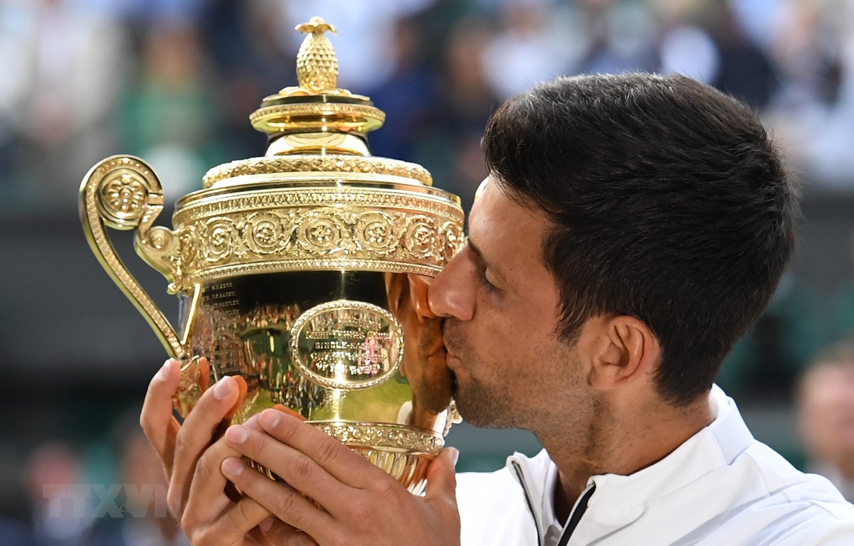 Novak Djokovic đăng quang ngôi vô địch Wimbledon 2019 tại London, Anh ngày 14-7-2019. (Ảnh: AFP/TTXVN)