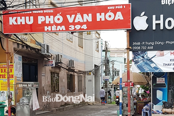 Một cổng khu phố văn hóa còn khá mới, thể hiện rõ nội dung tại KP.1, phường Trung Dũng (TP.Biên Hòa)